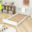 Lit plateforme simple en bois avec une conception élégante et discrète et une tête de lit fonctionnelle-590954231
