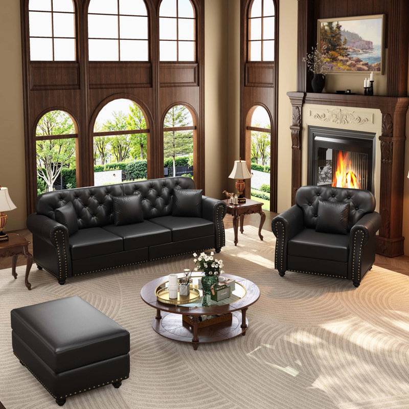 Canapé Chesterfield noir rembourré en similicuir, style Mid-Century moderne avec garniture cloutée, accoudoirs roulés, capitonnage à boutons et 4 coussins