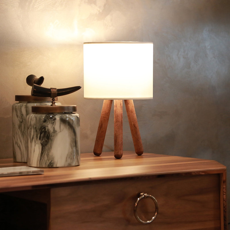 Lampe de table moderne en bois, couleur crème, 12,0 po x 7,9 po | 100% bois avec capuchon en tissu (7,5 x 5,9 pouces) | 32,0 pouces de hauteur totale | Douille E27 (40 W maximum) | Parfait pour les décors scandinaves et champêtres, design élégant et fonctionnel