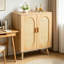 Armoire de rangement décorative à deux portes en rotin naturel avec quatre niveaux d'espace de rangement, compartiments réglables, panneaux latéraux médiévaux et modernes