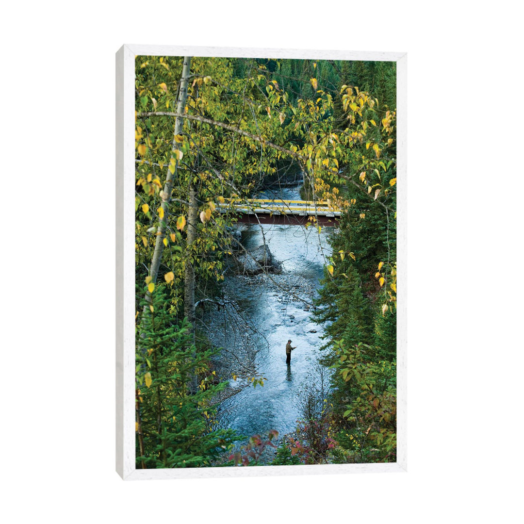 Ein Angler im Bighorn Creek, einem Teil des Kootenay River Systems