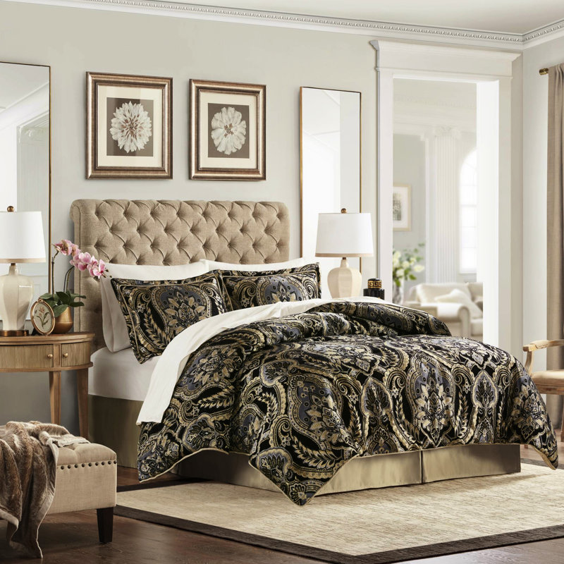 792922387-E60E Comforter