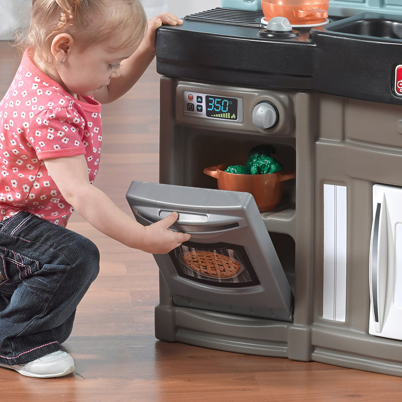 Step2 Best Chef's Kitchen Toddler Pretend Play Toy Kitchen Set