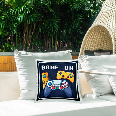 Oreiller imprimé Game On with Controllers, par Mollie B.