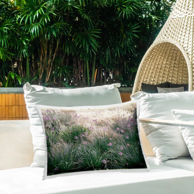 Coussin d'extérieur imprimé Secret Garden Meadow Blooms, design par Deborah Revell
