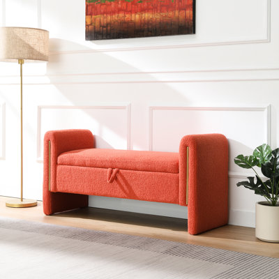 Banc orange avec accoudoirs et rangement, peut être un tabouret de meuble-lavabo dans un décor de rangement moderne en métal, idéal pour la décoration de chambre à coucher