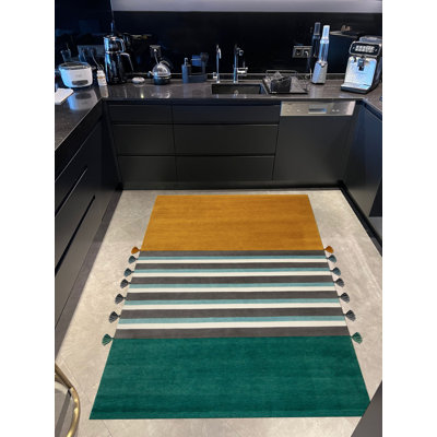 Tapis vert / jaune / vert à rayures et franges tissées