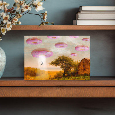 «Donut Invasion», art mural rétro surréel, paysage naturel