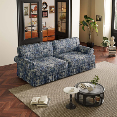 Canapé de 74 pouces luxueusement confortable à 3 places avec siège très profond, accoudoirs roulés et jupe plissée pour une vie moderne.