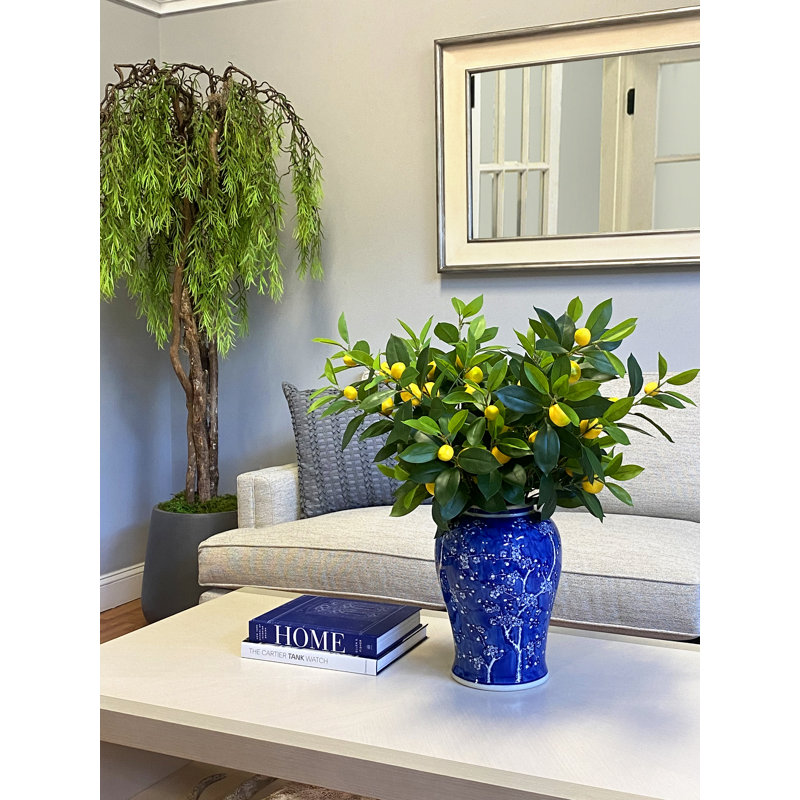 Arrangement de feuilles de citron dans un vase décoratif en céramique