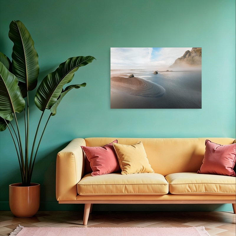 Affiche murale représentant une plage de sable noir brumeux, une ambiance côtière à la fois dramatique, éthérée et paisible