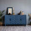 Crédence à 4 portes Retroy - Buffet de rangement bleu marine 60 po avec portes à panneau en forme de M, base