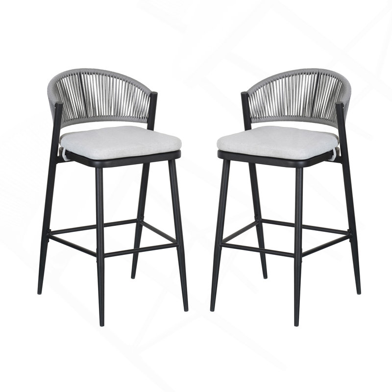 Tabourets de bar d'extérieur à structure en métal à hauteur d'assise 30,25 po avec dossier en forme de feston en rotin Pe, noir mat