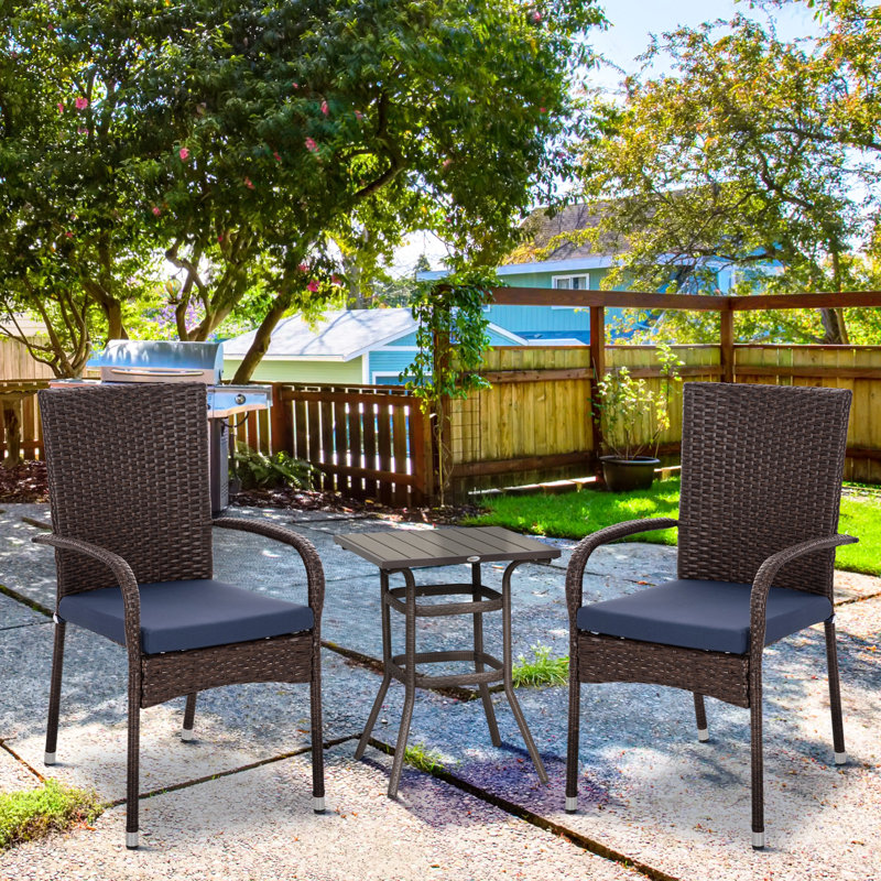 Chaises d'extérieur empilables avec coussins. 2. Crème / blanc Patio et pour un look magnifique