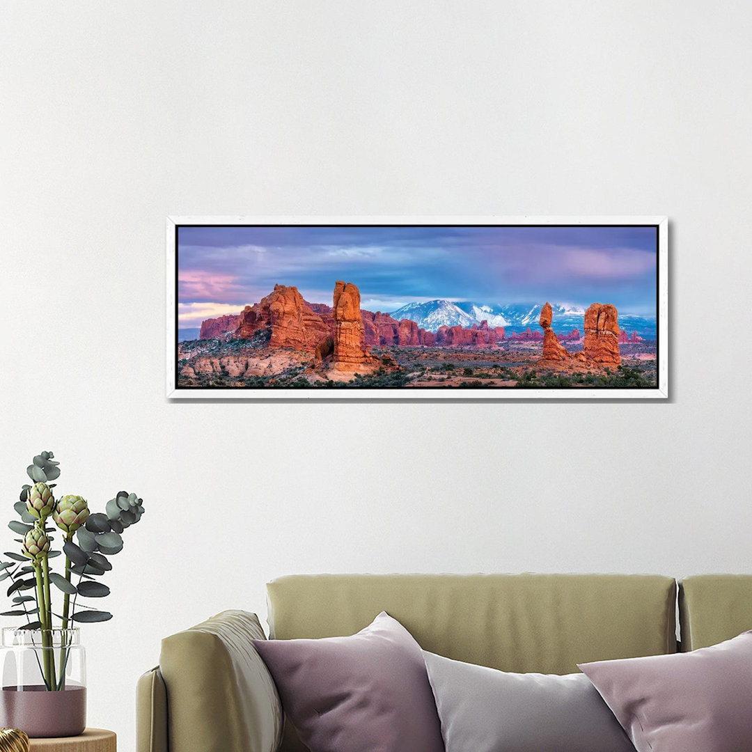 Balanced Rock And La Sal Mountains von Susanne Kremer - Panoramaleinwand auf Leinwand Giclée auf Leinwand