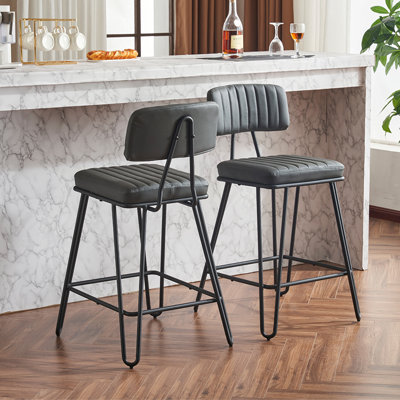 Ensemble de tabourets de bar polyvalents et industriels pour divers espaces, rehaussant l'ambiance