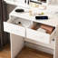 Coiffeuse peu encombrante, blanche, avec éclairage à DEL à intensité variable à 3 niveaux, 2 tiroirs, ports, prises de courant alternatif et tablette, avec rangement caché pour tabouret,