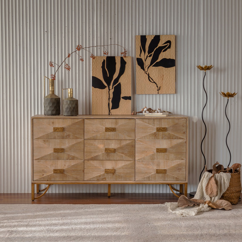 Buffet 59,54 "en bois clair - Armoire de rangement 3 tiroirs + 2 portes avec façades à relief géométrique, pieds en métal doré pour le salon / salle à manger
