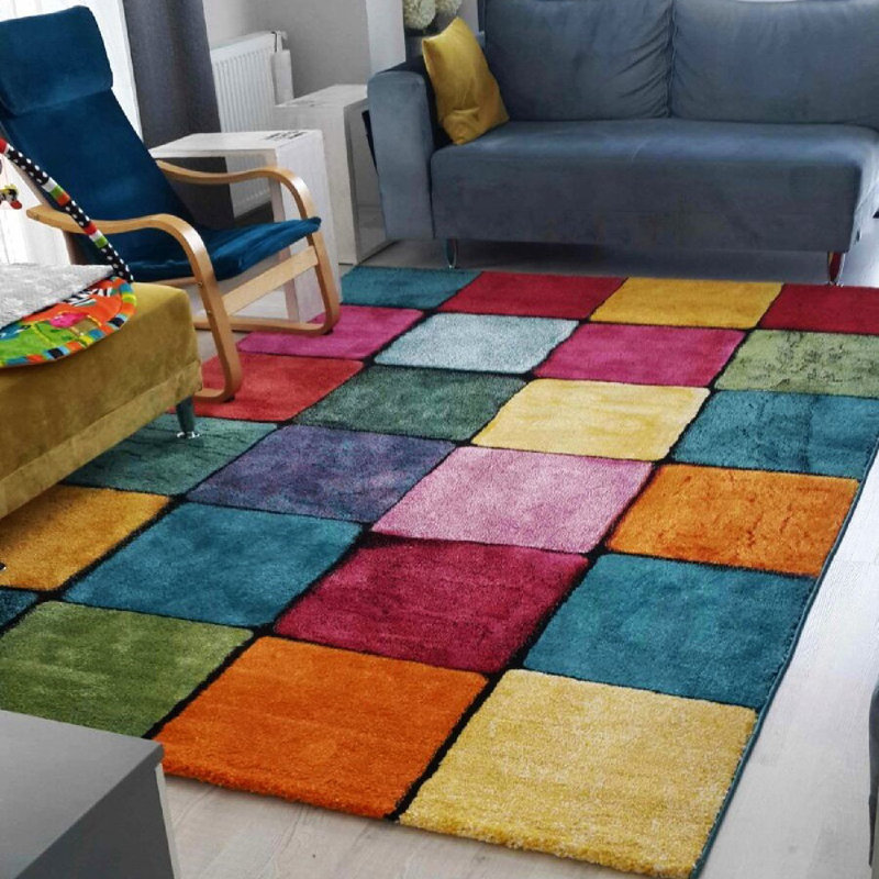 Tapis géométrique vert / bleu / rouge en polypropylène tissé à la machine, Rectangle 4 pi 7 po x 6 pi 7 po