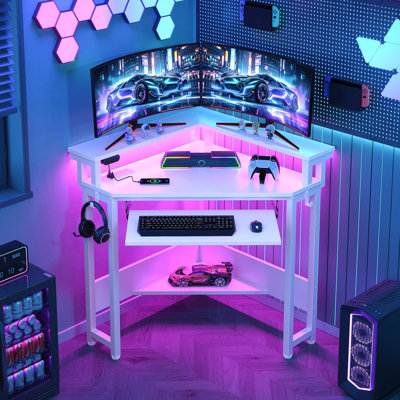 Bureau d'angle avec prises de courant et lumières DEL Loferski, bureau d'angle triangulaire avec support pour écran et plateau à clavier pour les petits espaces