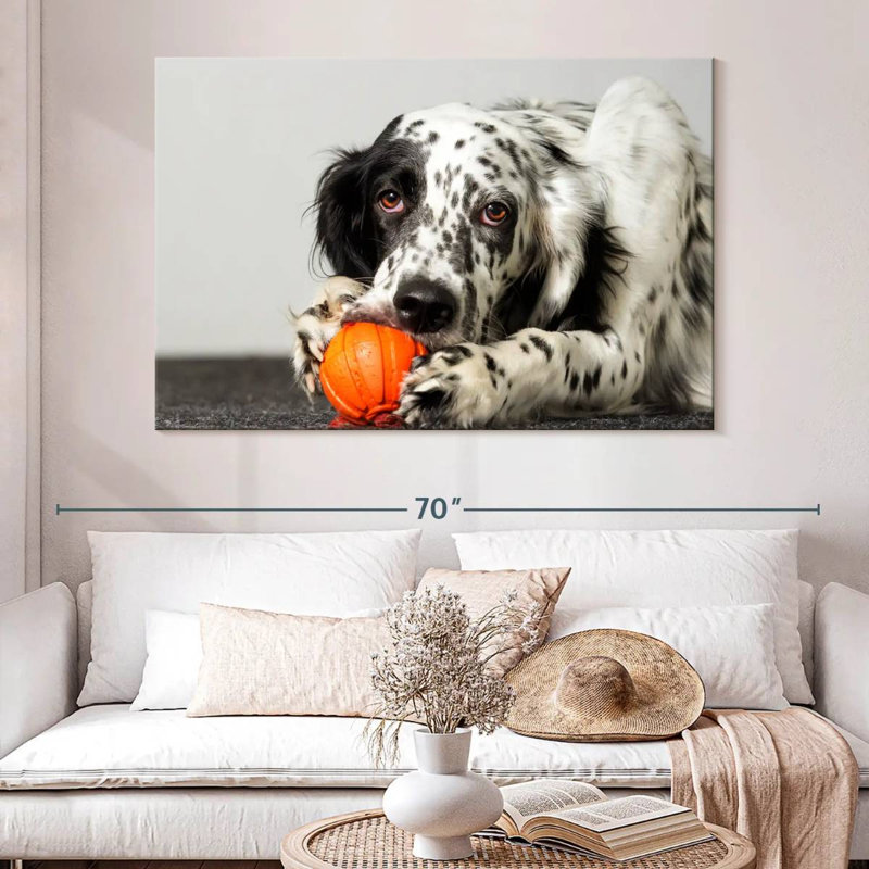 Chien avec jouet orange, H 34 po x l 51 po