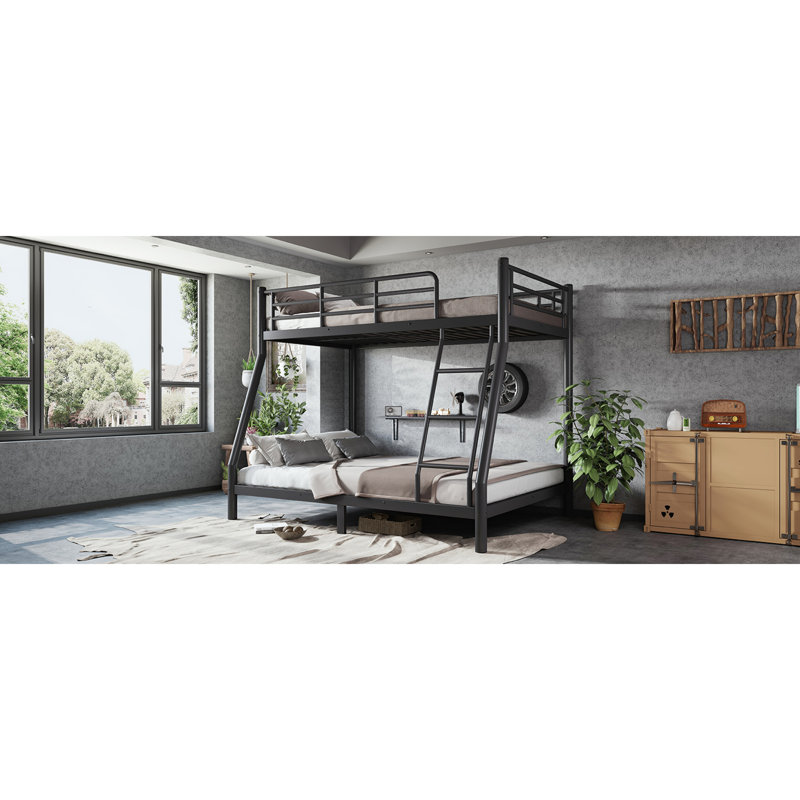 Lits peu encombrants, lit superposé simple au dessus d'un lit double en métal, maison industrielle moderne