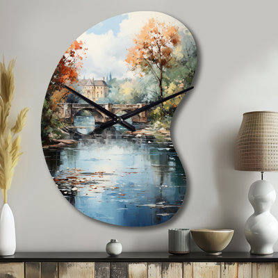«Beige Bridge Impressionist Waterscape An - Bridges», horloge asymétrique en métal, horloge murale de forme irrégulière traditionnelle