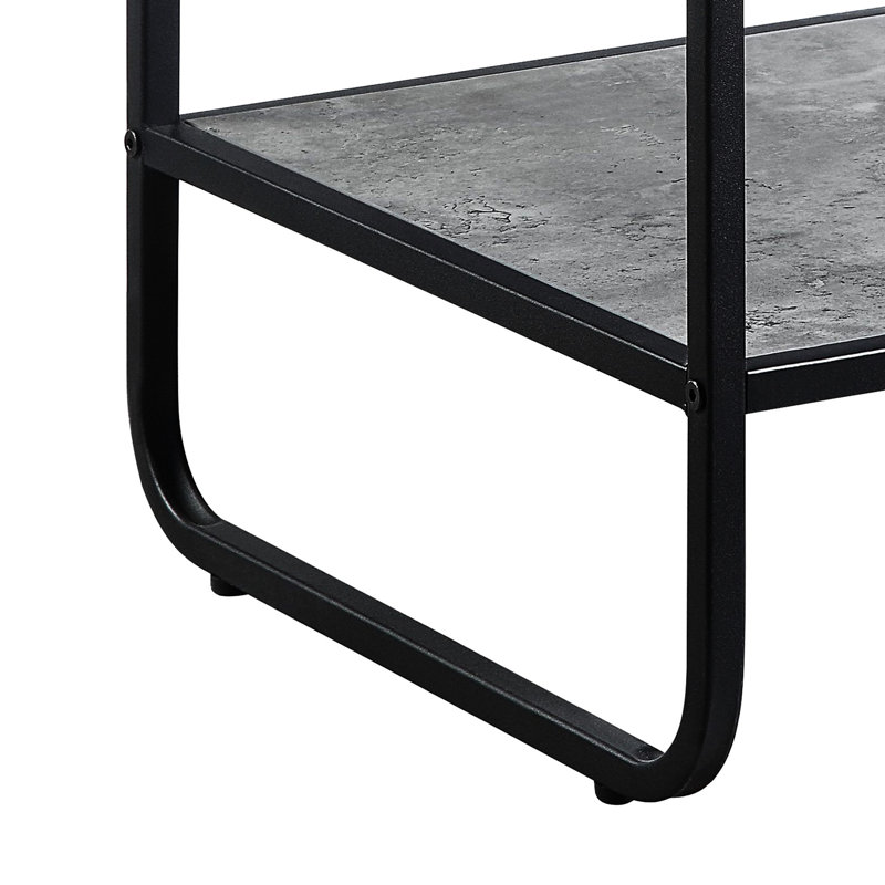 Table de bout rectangulaire en métal avec détails gris béton et noir, compartiment ouvert pour le rangement de petites pièces de décoration, 15,76 po de profondeur, 18,19 de largeur, 21,32 de hauteur, esthétique, faits saillants, courbée