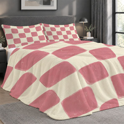 Ensemble de 3 pièces comprenant une couverture légère en flanelle de qualité supérieure et 2 taies d'oreiller à carreaux roses et crème texturés, ultra-doux et chaud, idéal en toute saison. Couverture 152 x 203 cm + 2 taies d'oreiller anti-boulochage et lavables à la machine.