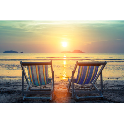 Chaises longues au coucher du soleil. par Dimaberkut - Photographie sur toile tendue