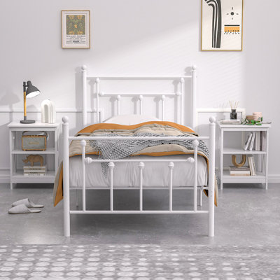 Ensemble de chambre à coucher 3 pièces Kempst, ensemble de lit simple en métal blanc avec tables de chevet, ensemble de 2, lit plateforme à barreaux et table de chevet blanche avec rangement ouvert, petit ensemble de mobilier de chambre à coucher de 3 pièces, aucun sommier nécessaire