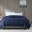 Couverture légère en duvet synthétique avec garniture en satin bleu marine double / grand-119424593-119424589