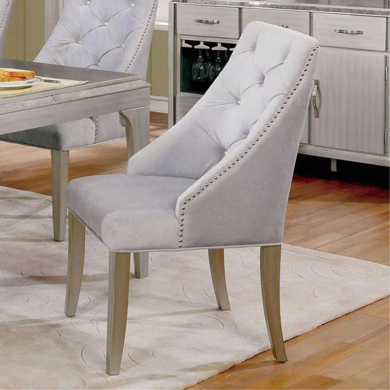 Chaise d'appoint de style transitionnel 2 pièces avec garniture cloutée et dossier capitonné