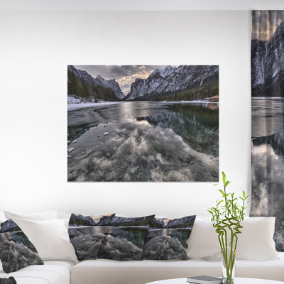 «Black Icy Mountain Lake with Snow», photographie