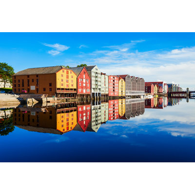 «Homes In Trondheim» par - Photographie sur toile tendue