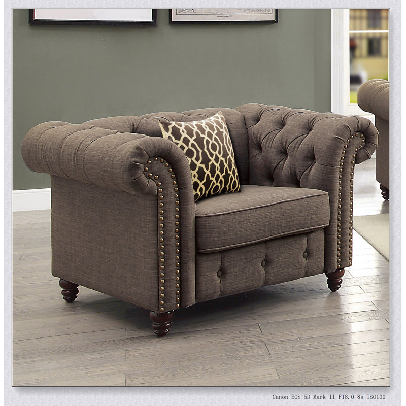 Fauteuil d'appoint brun capitonné avec coussin