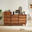 La commode double à 4 tiroirs présente un style rétro et un design biseauté-204909515