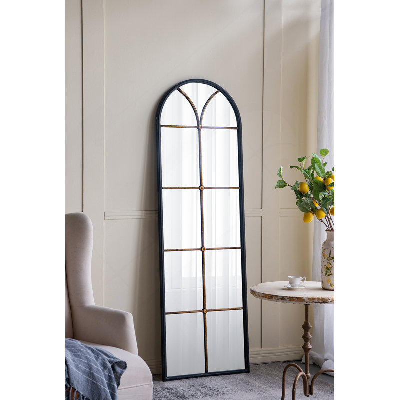 Miroir de plancher arqué avec motif de vitre, idéal pour rehausser n'importe quel espace et ajouter une touche de sophistication à votre décor