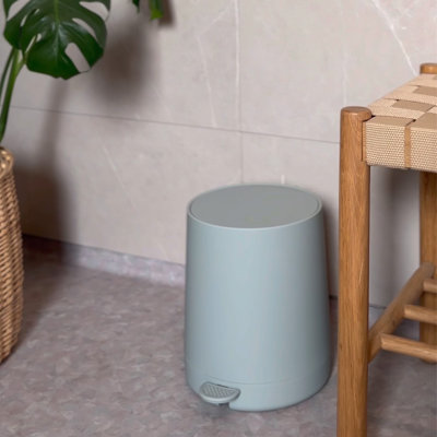 Bathroom step can with slow close lid
