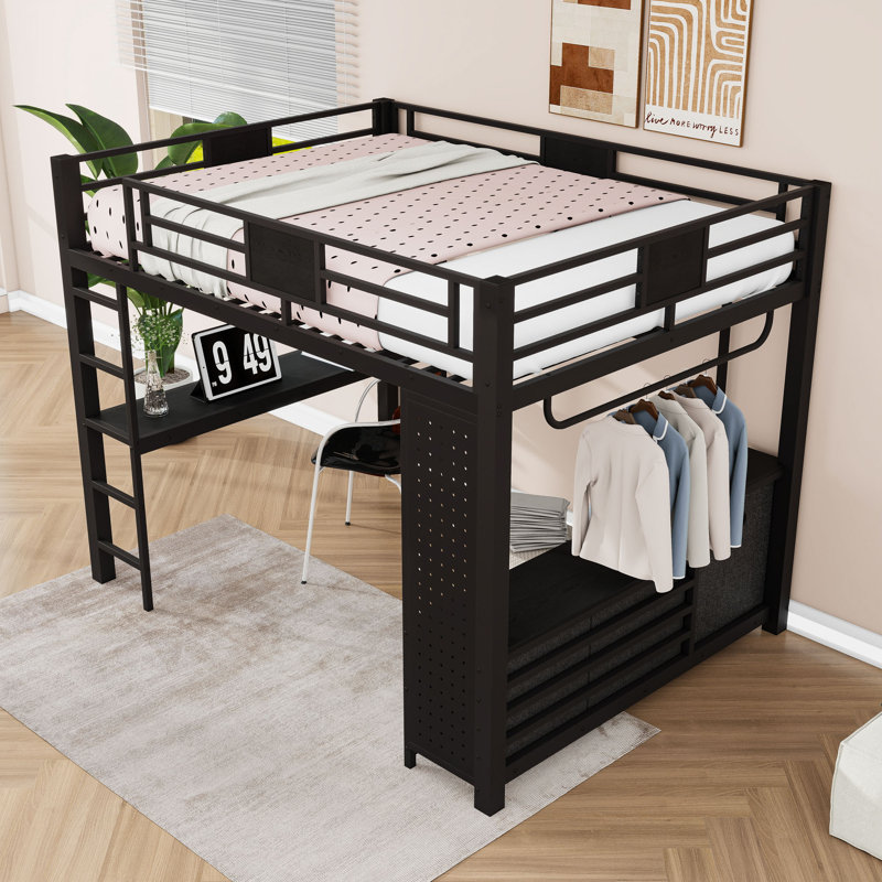 Grand lit mezzanine en métal avec tiroirs intégrés, bureau, panneau perforé de rangement et support suspendu