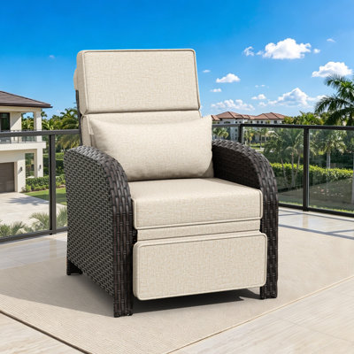 Fauteuil inclinable d'extérieur Sylwen en résine tressée avec dossier réglable et repose-pieds intégré, fauteuil de jardin résistant aux intempéries avec coussins épais amovibles