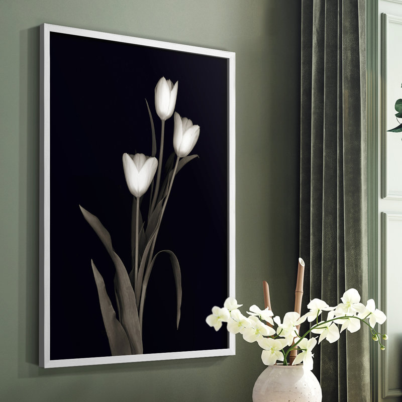 «Tulip Pose I», reproduction encadrée - bois massif, Blanc, H 14 po x l 11 po