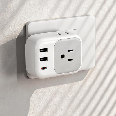 Adaptateur d'alimentation pliable standard américain vers le Royaume-Uni avec 4 prises, 3 ports USB, compatible avec une charge rapide de 20 W, compatible avec les prises de voyage internationales de Londres, d'Ecosse, de Hongkong, de Dubaï et d'Irlande.