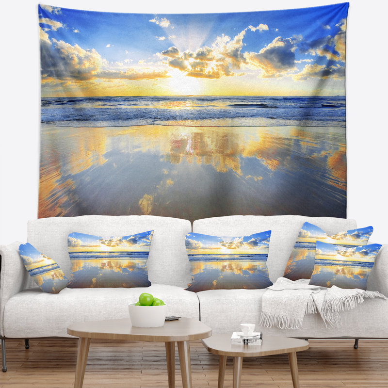 Bord de mer bleu ciel et nuages en miroir dans la tapisserie de la mer, H 32 po x l 39 po