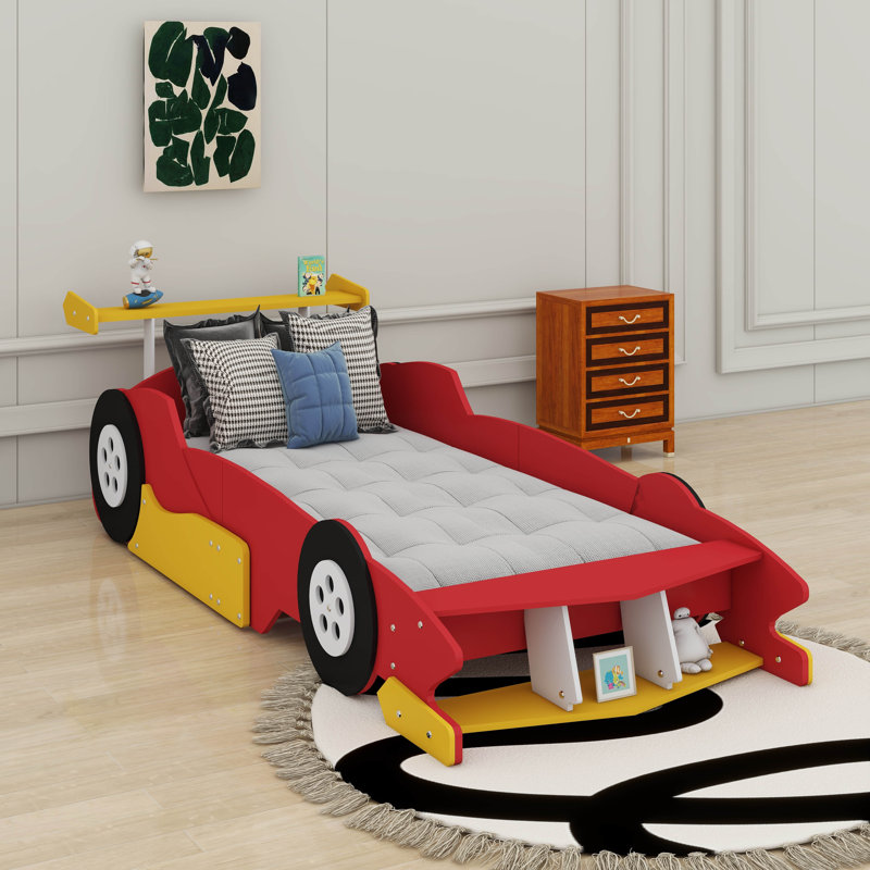 Lit plateforme en forme de voiture de course avec roues, structure de lit de voiture de course simple en bois avec tablettes de rangement et rails