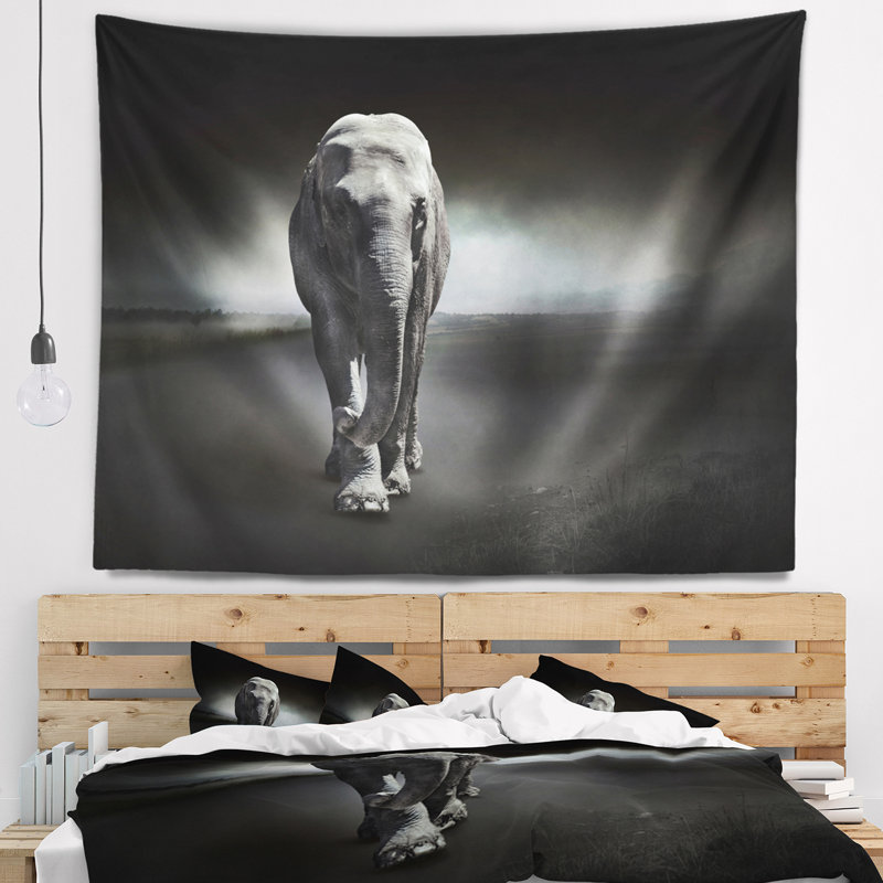 Grand éléphant sur tapisserie noir, H 32 po x l 39 po