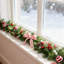 Guirlande de Noël artificielle 6 pi avec pommes de pin, baies rouges et boules, décorations de Noël pour escalier de manteau de cheminée
