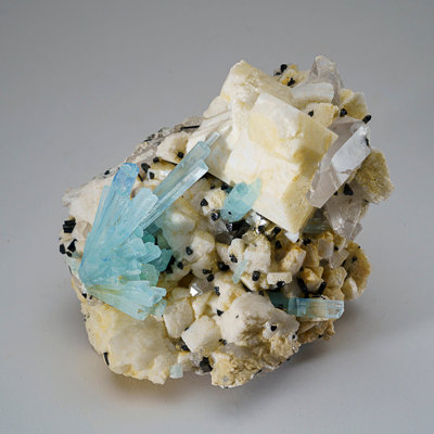 Aigue-marine, Schorl et quartz sur albite de Dassu, vallée de Braldu, Baltistan, Gilgit-Baltistan, Pakistan