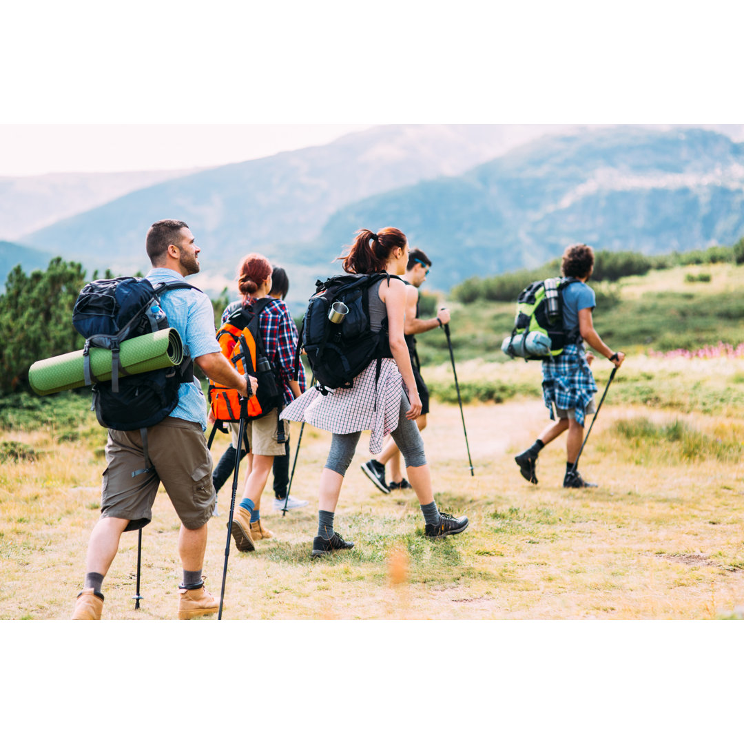 Freunde beim Wandern in den Bergen von Todor Tsvetkov - Druck auf Leinwand ohne Rahmen