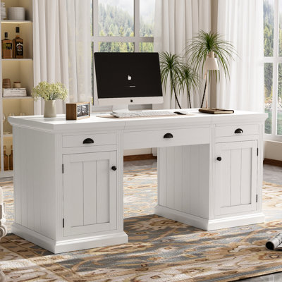 Bureau blanc 67 po avec 3 tiroirs, 2 portes et lignes verticales pour un espace de travail contemporain